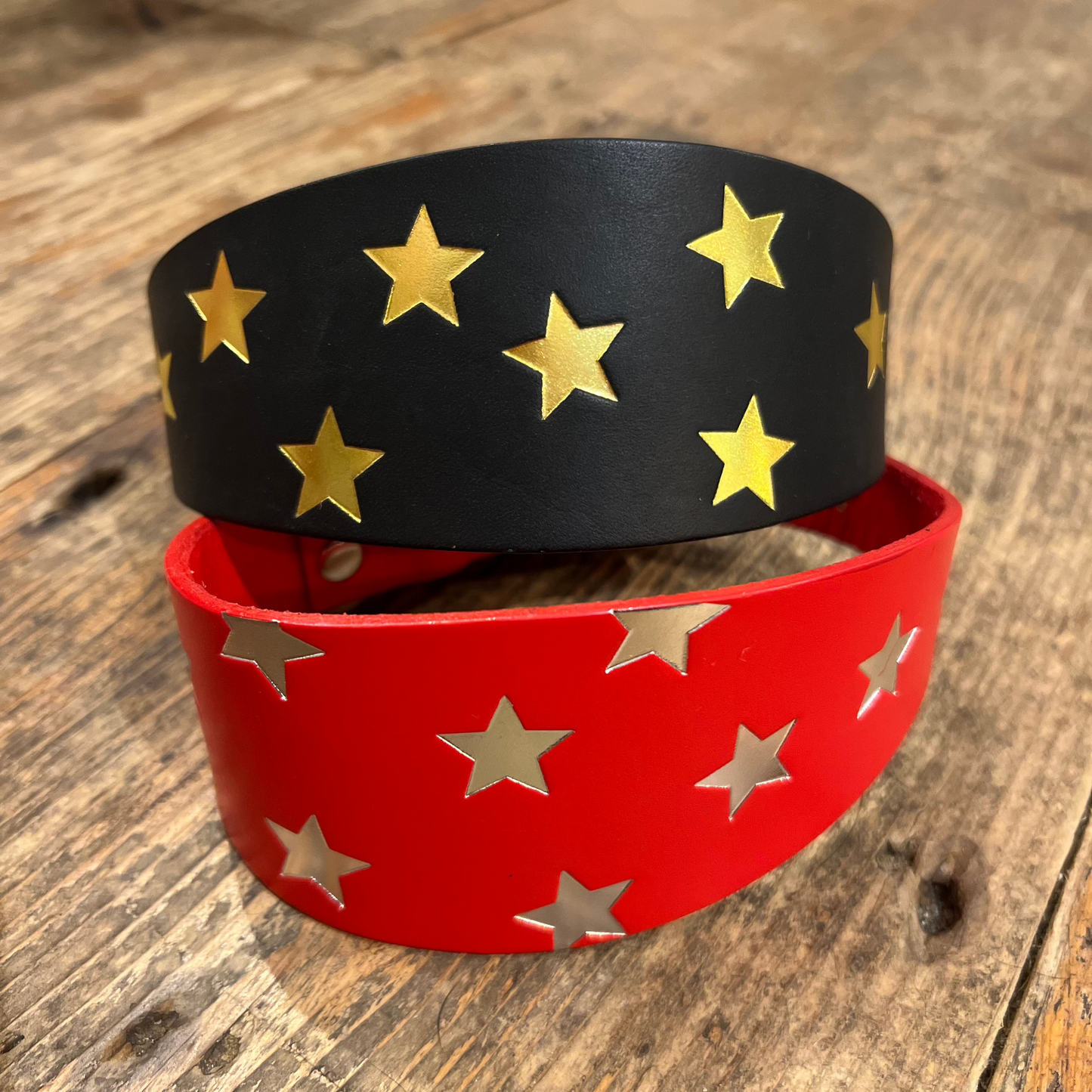 Star printed leather collars and cuffs