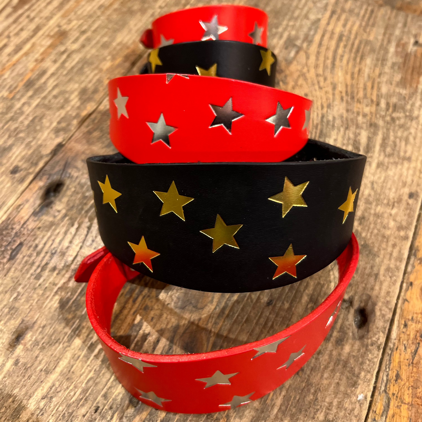 Star printed leather collars and cuffs